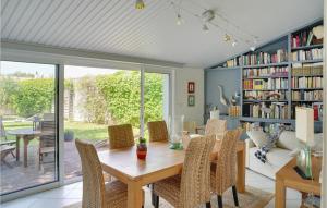 comedor con mesa y sillas en 2 Bedroom Pet Friendly Home In Rivedoux-plage, en Rivedoux-Plage