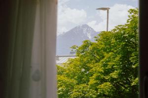 una ventana con vistas a una montaña en Innsbruck Studio by MO, en Innsbruck