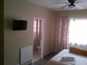 A television and/or entertainment centre at Chisam Guest Lodge Pty Ltd