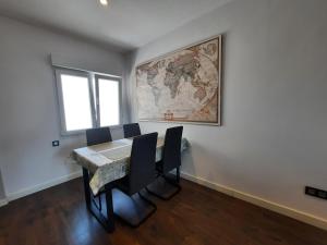 uma sala de jantar com uma mesa e um mapa na parede em APARTAMENTO CENTRO GIJÓN con WIFI gratis y PARKING PÚBLICO próximo incluido em Gijón