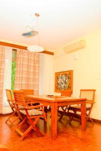 - une salle à manger avec une table et des chaises en bois dans l'établissement Taste of Mexico Hostel, à Dar es Salaam