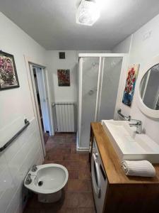 W łazience znajduje się umywalka, toaleta i prysznic. w obiekcie Abetone Pian di Novello - trekking hut w mieście Pian di Novello