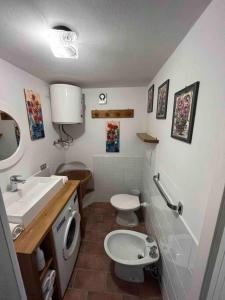 W łazience znajduje się umywalka, toaleta i umywalka. w obiekcie Abetone Pian di Novello - trekking hut w mieście Pian di Novello