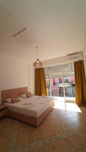 una camera da letto con un grande letto con tende gialle di Incanto Luxury House a Párga