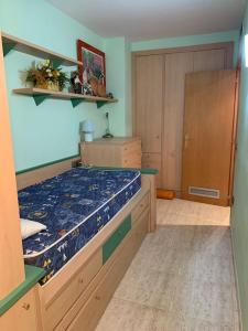 a small bedroom with a bed and a closet at Apart. en 1ra línea+pkg privado in Sant Antoni de Calonge