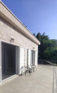 un patio con 2 sillas y un edificio en Guesthouse Nikoleta 2, en Kotor