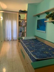 um quarto com uma cama num quarto em Apart. en 1ra línea+pkg privado em Sant Antoni de Calonge