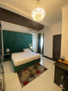Rúm í herbergi á Hôtel rotana