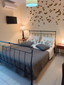 1 dormitorio con 1 cama con pájaros en la pared en Rayon De Soleil, en La Canea