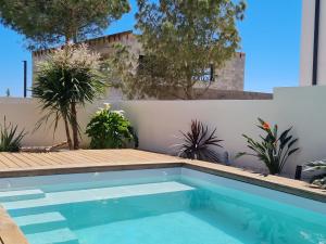 a swimming pool in the backyard of a house at L'été indien in Sérignan