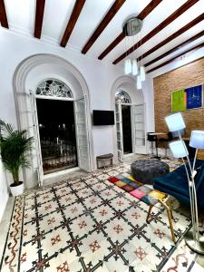 un soggiorno con tavolo e tappeto su un pavimento di Picasso's Tres Puertas 4 bedrooms a Málaga