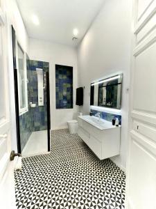 マラガにあるPicasso's Tres Puertas 4 bedroomsのバスルーム(トイレ、洗面台、シャワー付)