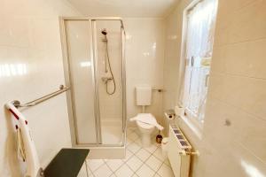 Koupelna v ubytování Bungalow Bergstrasse 3 Ferienwohnung 1 + 11 fotografií