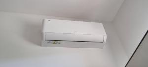 Alba di luna في سانتا تيريزا دي ريفا: فرن المايكروويف موجود فوق الجدار الأبيض