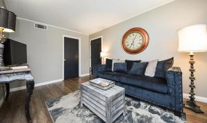 uma sala de estar com um sofá e um relógio na parede em Eclectic Abode em Cleveland