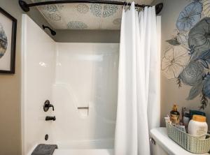 La salle de bains est pourvue d'un rideau de douche et d'une baignoire. dans l'établissement Eclectic Abode, à Cleveland 19 autres photos