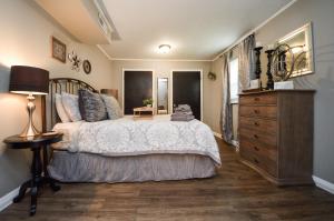 une chambre avec un grand lit et une commode dans l'établissement Eclectic Abode, à Cleveland