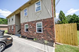 une maison avec une clôture en bois devant elle dans l'établissement Eclectic Abode, à Cleveland