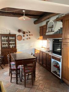 的住宿－Casa nel borgo - A Rigadèa，厨房配有桌椅和炉灶。