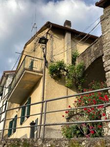 的住宿－Casa nel borgo - A Rigadèa，花朵边的建筑