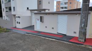 un bâtiment avec deux portes de garage sur son côté dans l'établissement Residencial Melodia, à Campos Novos