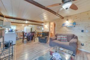 uma sala de estar com um sofá e uma ventoinha de tecto em Cozy Houghton Lake Vacation Rental with Fireplace! em Houghton Lake