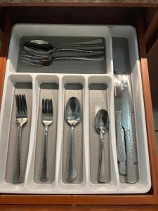 a plastic tray with utensils in a drawer at Casa Maria 2BR Apt with terrace in Levittown