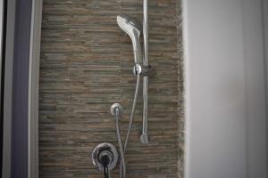 zwei Duschköpfe sind auf einer Ziegelwand in der Unterkunft Antonia Jess Central ,Near Beach- by Gessica homes in Monopoli + 25 Fotos