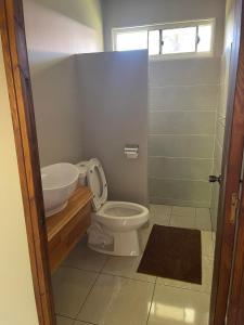 łazienka z toaletą i umywalką w obiekcie Miki Miki Surf Lodge w mieście Moorea