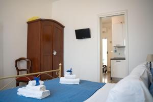 ein Schlafzimmer mit einem Bett mit Handtüchern darauf in der Unterkunft Antonia Jess Central ,Near Beach- by Gessica homes in Monopoli