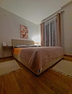 ソコバニャにあるIskra Sparkle apartmanのベッドルーム1室(ベッド1台付)、窓が備わります。