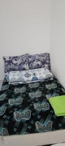 ein Bett mit einer schwarzen Bettdecke mit Krabben drauf in der Unterkunft Matinxs Home in Abu Dhabi