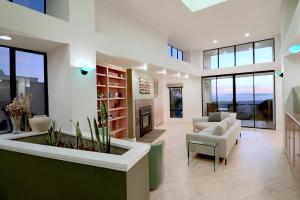 een woonkamer met meubilair en een open haard bij Luxurious Hillside Home Wac & Gorgeous Sf Views! in Oakland