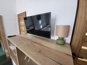 Telewizja i/lub zestaw kina domowego w obiekcie Pension City