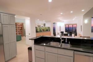 Virtuvė arba virtuvėlė apgyvendinimo įstaigoje Luxurious Hillside Home Wac & Gorgeous Sf Views!