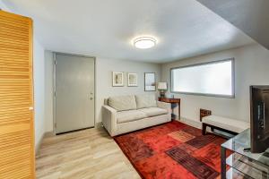 sala de estar con sofá y ventana en Charming 1 Br Apt Near Ocean & Sutro Heights Park en San Francisco
