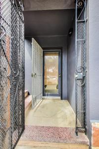 een open deur naar een kamer met een raam bij Charming 1 Br Apt Near Ocean & Sutro Heights Park in San Francisco