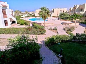 an aerial view of a resort with a swimming pool at فيلا راقية في منتجع سانتا مونيكا مرسي مطروح عائلات فقط in Marsa Matruh