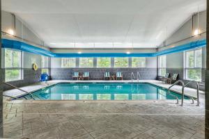 a swimming pool in a building with a pool at Best Western Plus New England Inn & Suites in Berlin