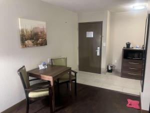 Kuchyň nebo kuchyňský kout v ubytování Best Western North Phoenix Hotel
