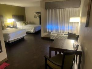 Postel nebo postele na pokoji v ubytování Best Western North Phoenix Hotel