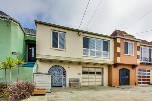 a house with a gate and a garage at Outer Sunset Home Sleeps 6 Parking Wd in San Francisco