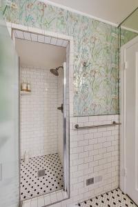 a bathroom with a shower with a tiled wall at Outer Sunset Home Sleeps 6 Parking Wd in San Francisco