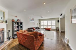 a living room with a couch and a table at Outer Sunset Home Sleeps 6 Parking Wd in San Francisco