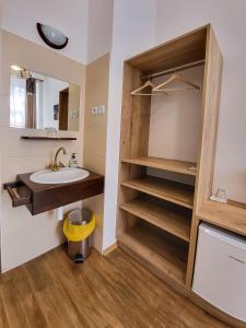 ein Bad mit einem Waschbecken und einem Spiegel in der Unterkunft Pension City in Pilsen