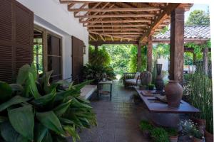 eine Außenterrasse mit einer hölzernen Pergola in der Unterkunft Cruz de Triana in Rancagua