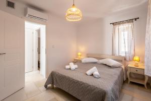 a bedroom with a bed with two pillows on it at Villa Anneza Nikola in Angairiá