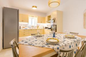 a kitchen and dining room with a table and chairs at Villa Anneza Nikola in Angairiá