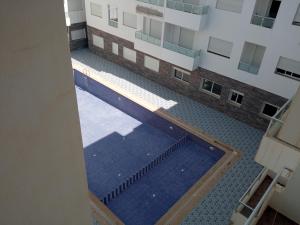 an overhead view of a swimming pool in an apartment building at SolMar 1 in Martil