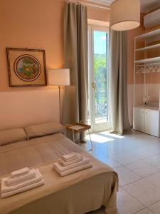 um quarto com uma cama com duas toalhas em B&B Villa Paola Itri em Itri